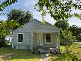 702 Rosedale St in La Marque, TX - Building Photo