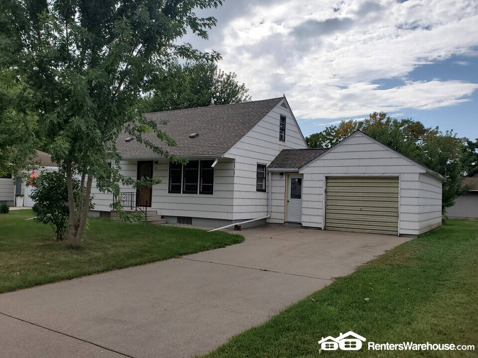 21 3rd St NE in Fairfax, MN - Building Photo