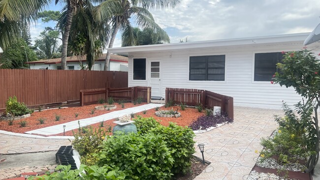 1417 Tropical Dr in Lake Worth, FL - Foto de edificio - Building Photo