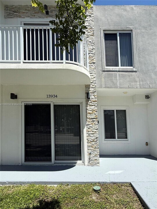 13934 SW 259th Way in Homestead, FL - Foto de edificio