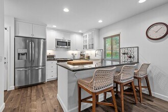 314 Via Colinas in Westlake Village, CA - Building Photo - Building Photo