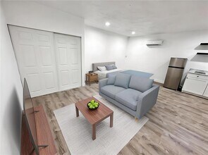 1017 Parkwood Dr in Ormond Beach, FL - Foto de edificio - Building Photo