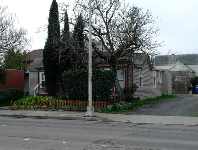 308 S Petaluma Blvd in Petaluma, CA - Building Photo - Building Photo