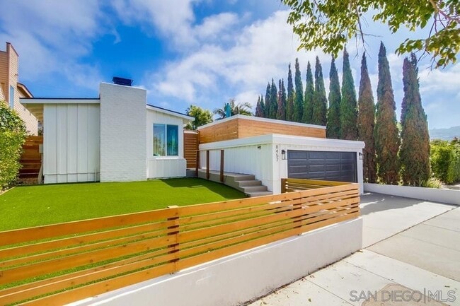 8457 Paseo Del Ocaso in San Diego, CA - Building Photo - Building Photo
