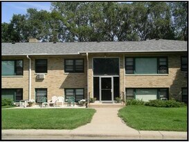 136 11th Ave N in South St. Paul, MN - Building Photo