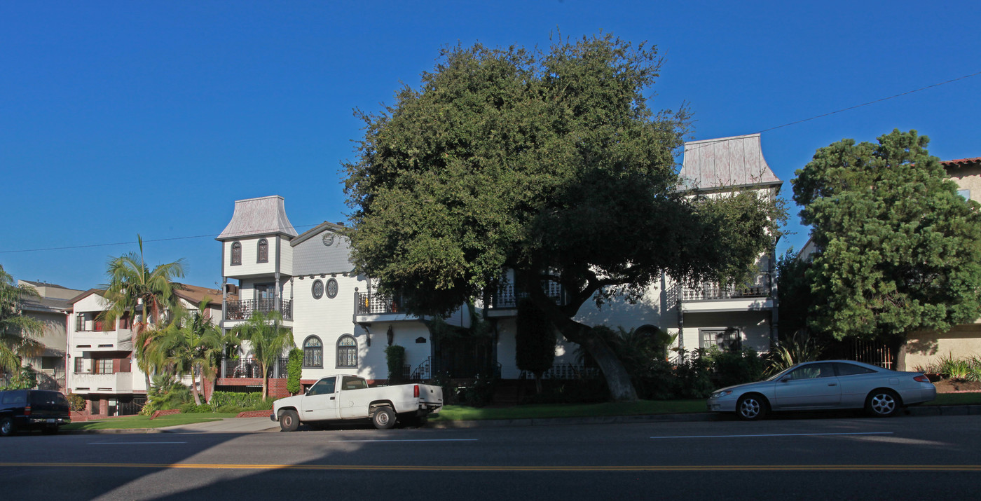 637 E Olive Ave in Burbank, CA - Building Photo