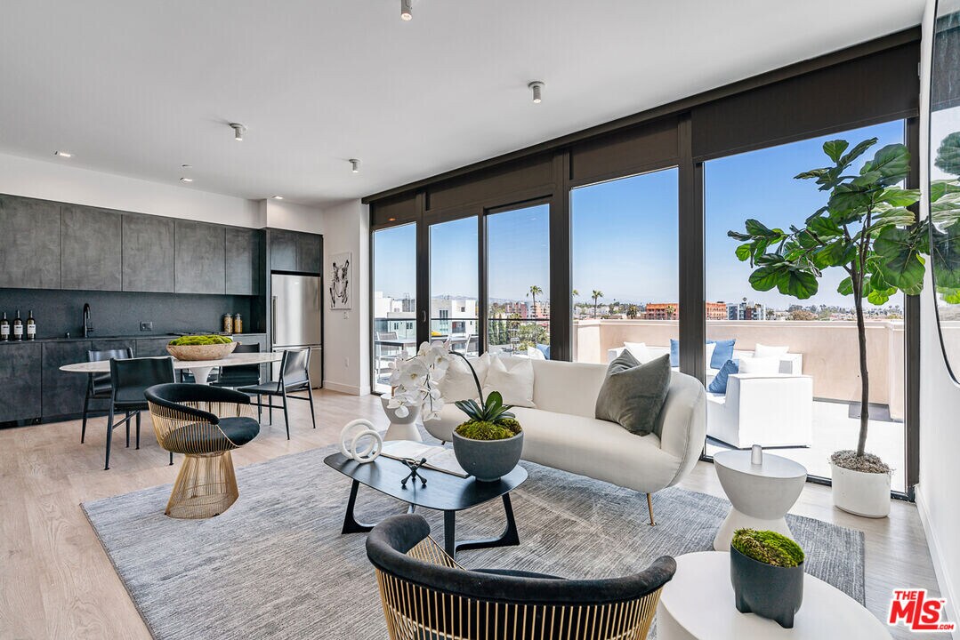 10700 Tabor St in Los Angeles, CA - Building Photo