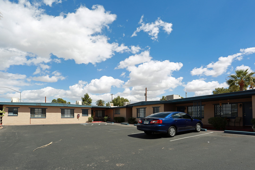 202-226 N Alvernon Way in Tucson, AZ - Building Photo