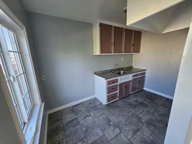 2561 Olive St, Unit Upstairs Room in Huntington Park, CA - Foto de edificio - Building Photo