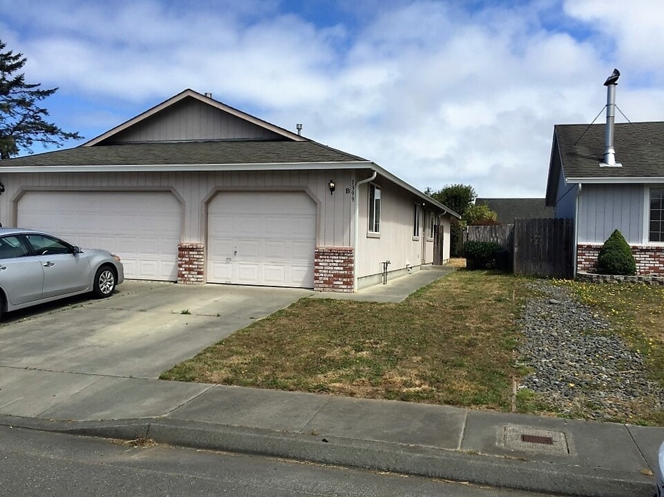 1399 Chickadee Ct in Mckinleyville, CA - Building Photo