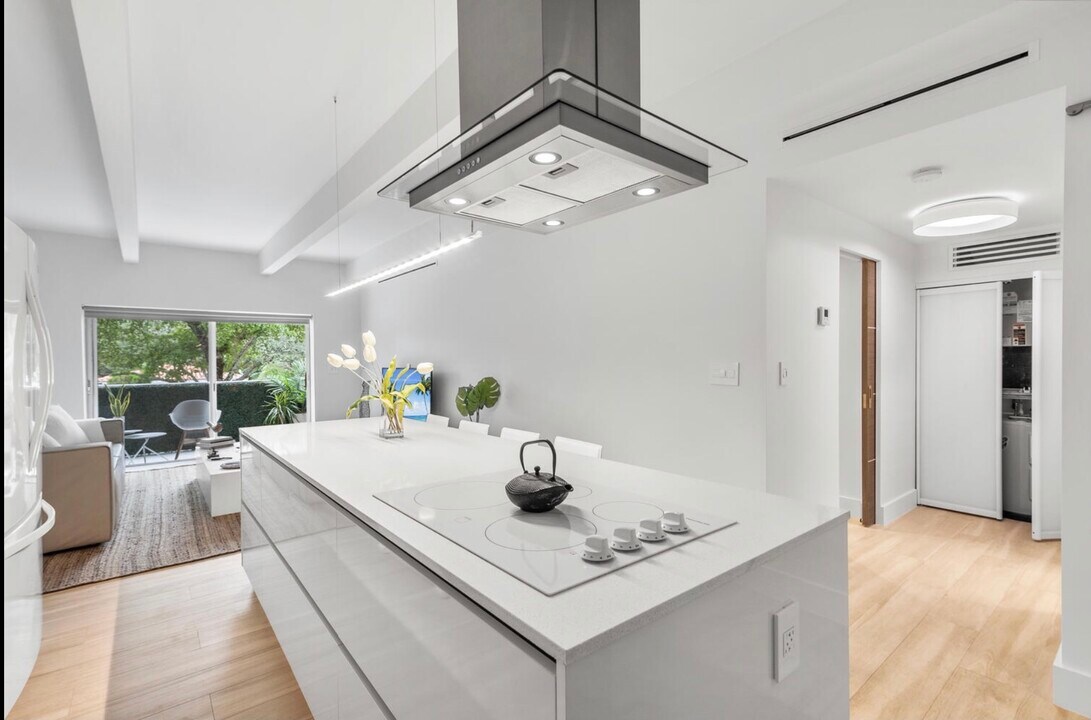 12105 NE 11th Pl in North Miami, FL - Foto de edificio