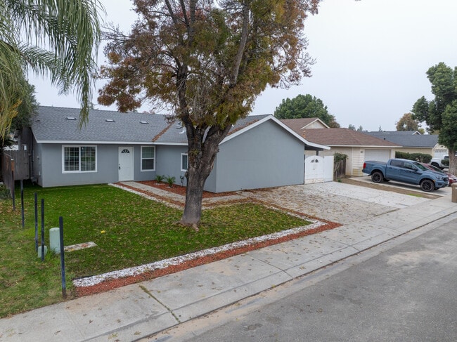 9855 Douglas Ave, Unit A in Delhi, CA - Foto de edificio - Building Photo