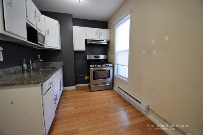74 Mozart St, Unit 2 in Boston, MA - Foto de edificio - Building Photo