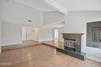 13893 Christian Barrett Dr in Moorpark, CA - Building Photo - Building Photo