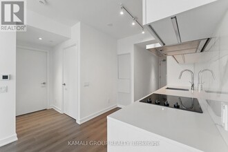 8-1118 Wellesley St W in Toronto, ON - Building Photo - Building Photo