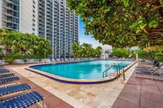 1717 N Bayshore Dr in Miami, FL - Building Photo - Building Photo