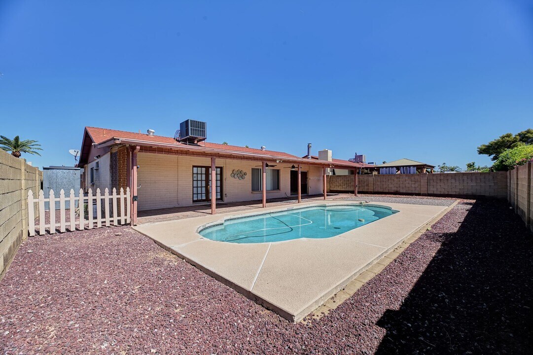 5215 W Garden Dr in Glendale, AZ - Building Photo