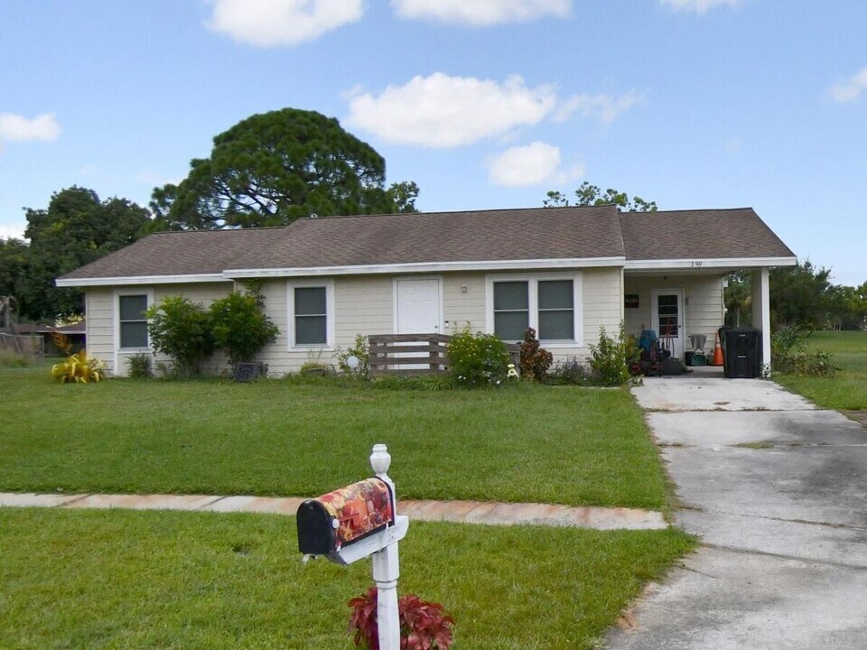399 NE Cullman Ct in Port St. Lucie, FL - Building Photo