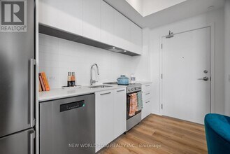 101 Roehampton Ave in Toronto, ON - Building Photo - Building Photo