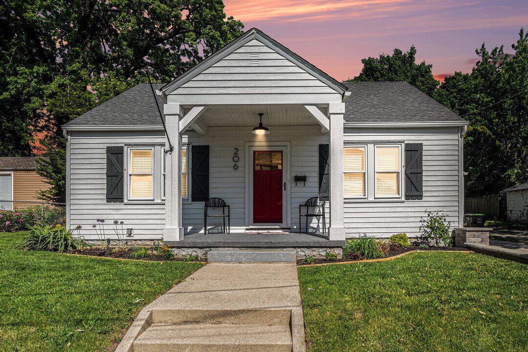 206 Academy St in Valparaiso, IN - Building Photo