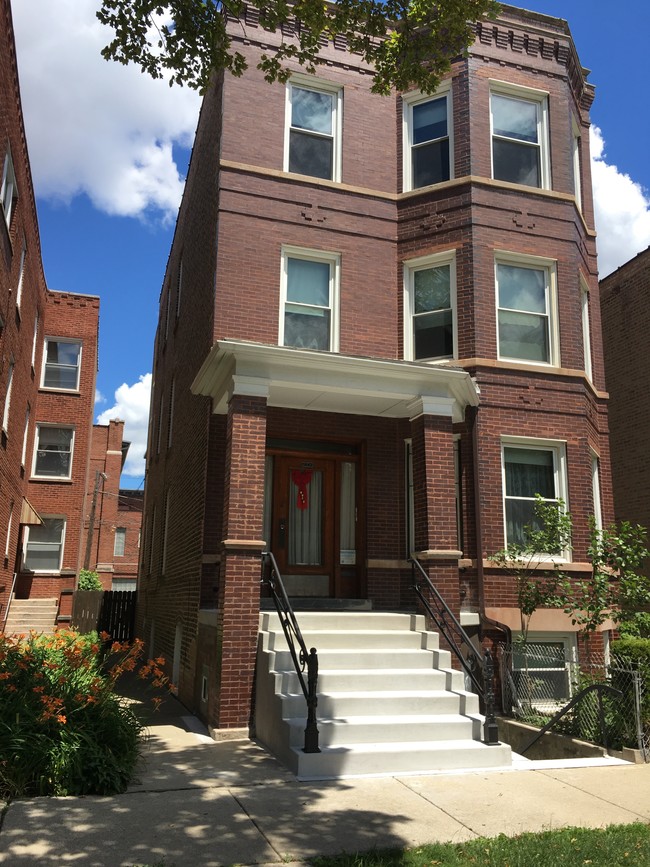 2338 W Walton St, Unit 3rd floor