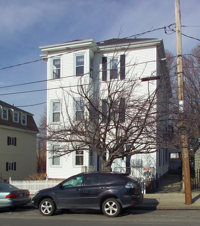 610 Bradford Ave in Fall River, MA - Foto de edificio - Building Photo