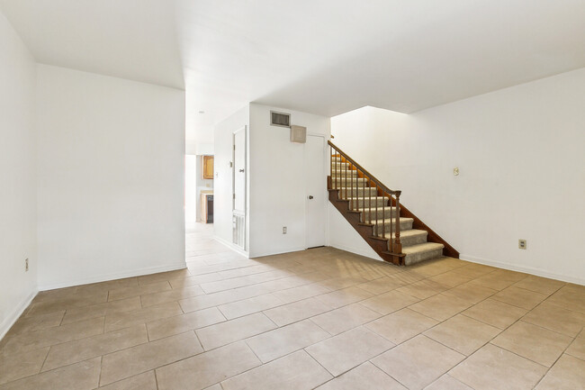 2118 Edenborn Ave in Metairie, LA - Building Photo - Building Photo