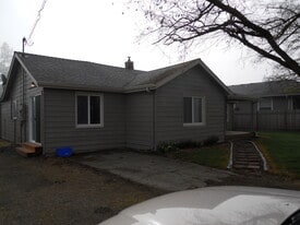 1795 S 9th St in Lebanon, OR - Building Photo