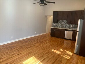 1929 W Montrose Ave in Chicago, IL - Foto de edificio - Building Photo