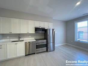 198 Green St, Unit 402 in Boston, MA - Foto de edificio - Building Photo