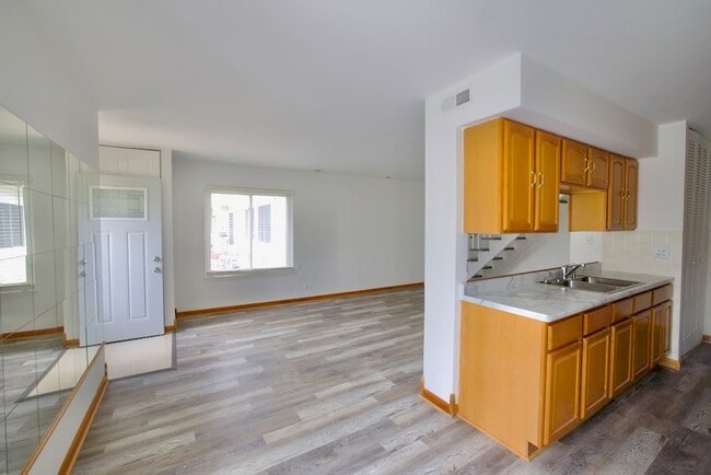 1483 Cornell Ct, Unit 2805 in Hoffman Estates, IL - Building Photo - Building Photo
