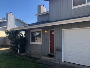 1455 R St-Unit -1455 in Springfield, OR - Building Photo - Building Photo