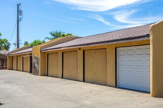 6063-10 N College Ave in Fresno, CA - Building Photo - Building Photo