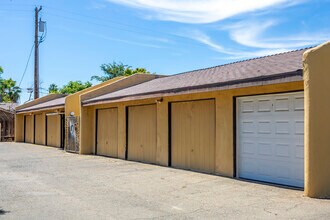 6063-10 N College Ave in Fresno, CA - Foto de edificio - Building Photo