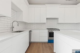 445 Ramapo Valley Rd, Unit 3 in Oakland, NJ - Building Photo - Building Photo