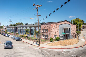 San Leandro Apartments in Oakland, CA - Foto de edificio - Building Photo