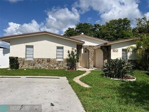 5517 SW 24th Ave in Fort Lauderdale, FL - Foto de edificio - Building Photo