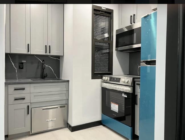 E. 4th St , Ave in New York, NY - Foto de edificio - Building Photo