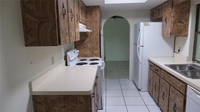 1286 Golden Oak Dr in Tarpon Springs, FL - Building Photo - Building Photo