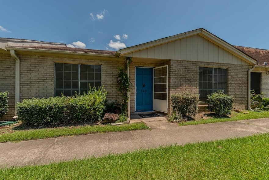 349 Pinchback Rd in Beaumont, TX - Building Photo
