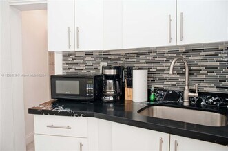 4105 N Ocean Dr, Unit 1A in Lauderdale-by-the-Sea, FL - Building Photo - Building Photo