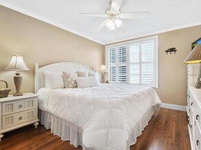 600 Sutton Pl, Unit 201 in Longboat Key, FL - Building Photo - Building Photo