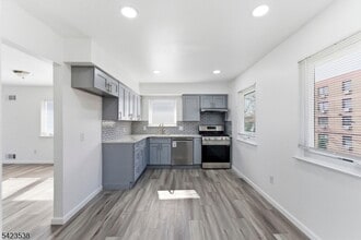 23 Renaissance Dr in Clifton, NJ - Building Photo - Building Photo