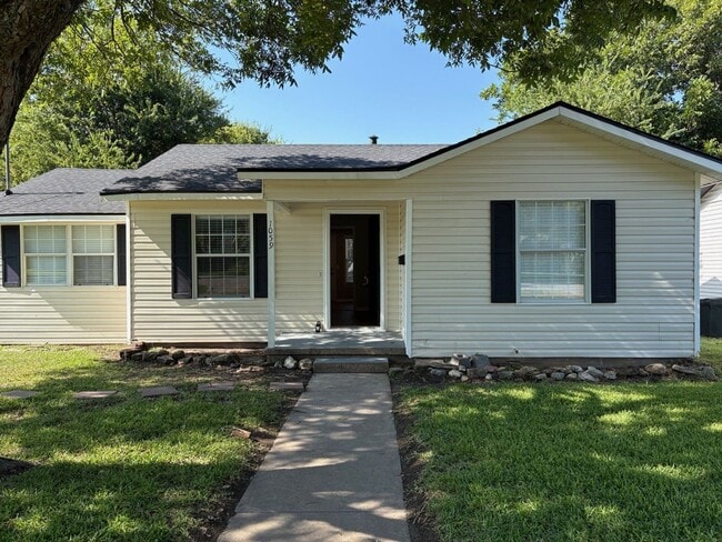 property at 1059 E Elm St