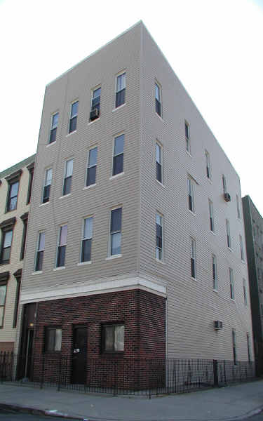 235 Leonard St in Brooklyn, NY - Building Photo