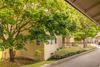 Lawn Courte Apartments in Tacoma, WA - Foto de edificio - Building Photo