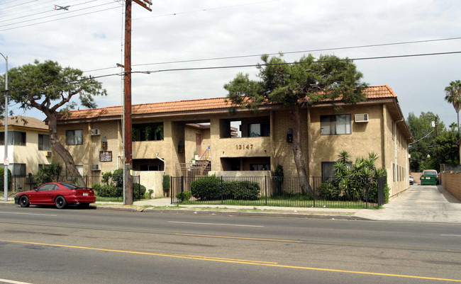 13147 Vanowen St in North Hollywood, CA - Foto de edificio - Building Photo