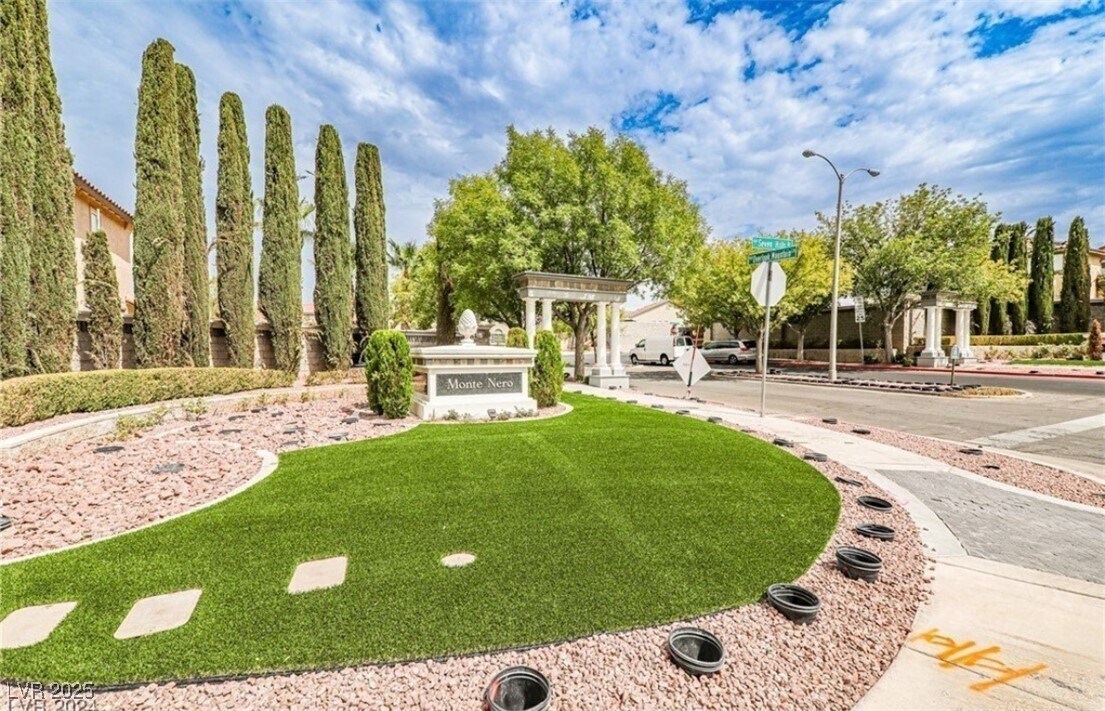 3000 Scenic Valley Way in Henderson, NV - Building Photo