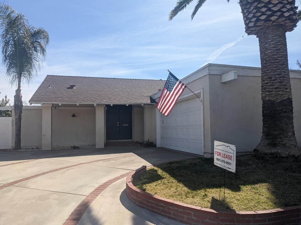 25262 Vía Valentina in Santa Clarita, CA - Building Photo