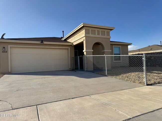 1013 Villa Seca Dr in Horizon City, TX - Building Photo - Building Photo